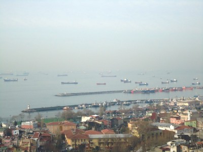 корабли стоят в очереди в Босфор