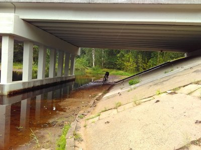 Видно на сколько упала вода.