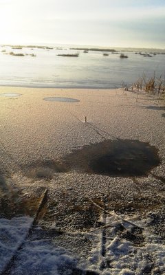 То, что на фото голубое - это тоже лёд, до противоположенного берега. Жидкая вода только возле &quot; рижской&quot; запретки и после &quot;красной крыши&quot;, середина замёрзла вся