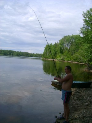 Дима посветил выходные спокойной рыбалке.