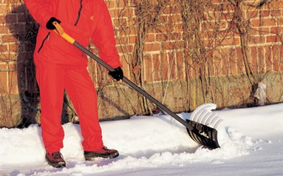Ручной скрепер Fiskars для уборки снега..jpg
