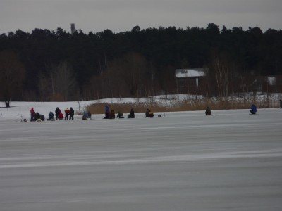 Народ плотненько кучкуется возле гольфклуба